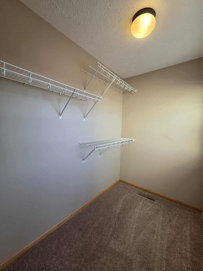 Building Photo - Spacious Town House!!