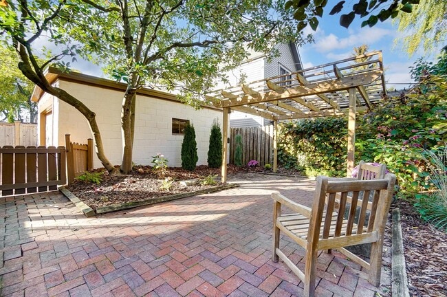 Building Photo - 557 S Grant Ave