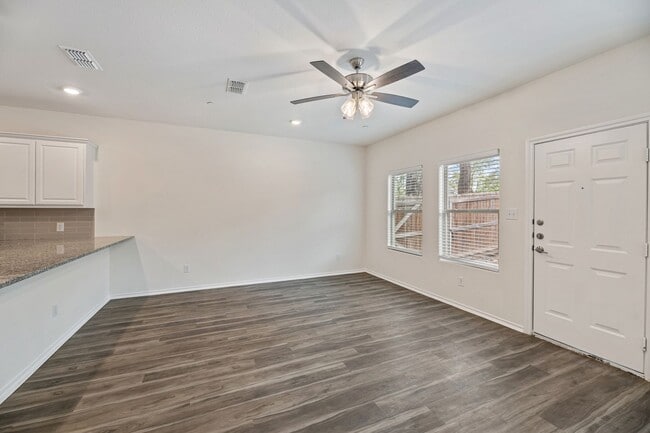 Building Photo - AVAILABLE NOW! 3 BEDROOM TRIPLEX LOCATED IN BONHAM, TEXAS!