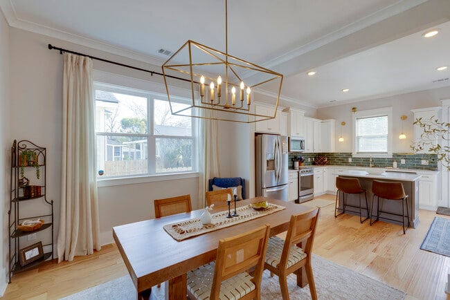 Building Photo - 615 E 33rd St