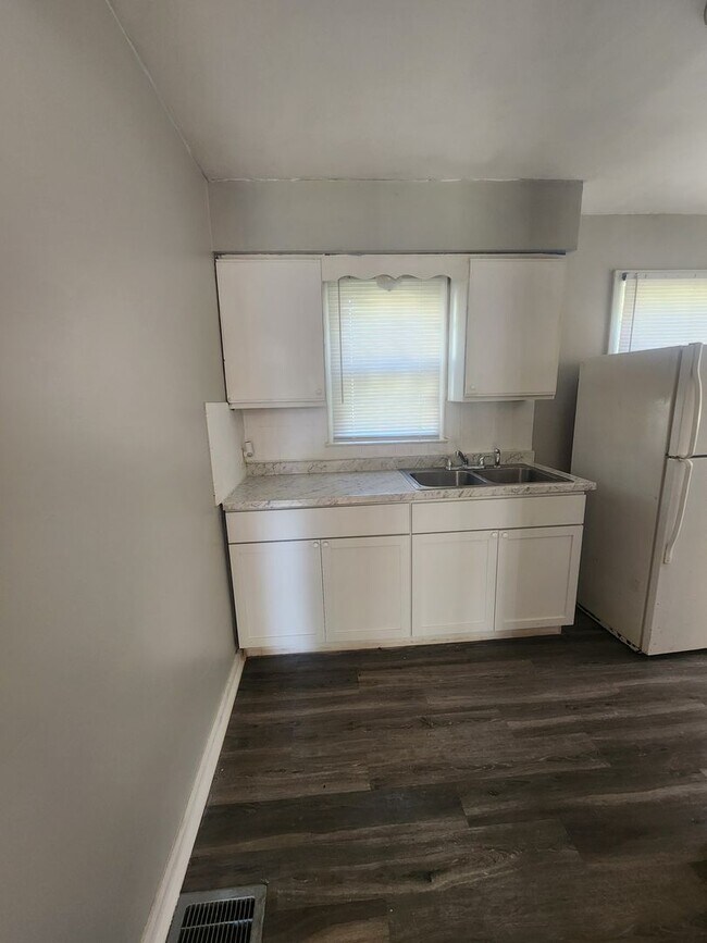 Building Photo - Newly Remolded Spacious Two Bedroom Single Family Near 38th and Sherman