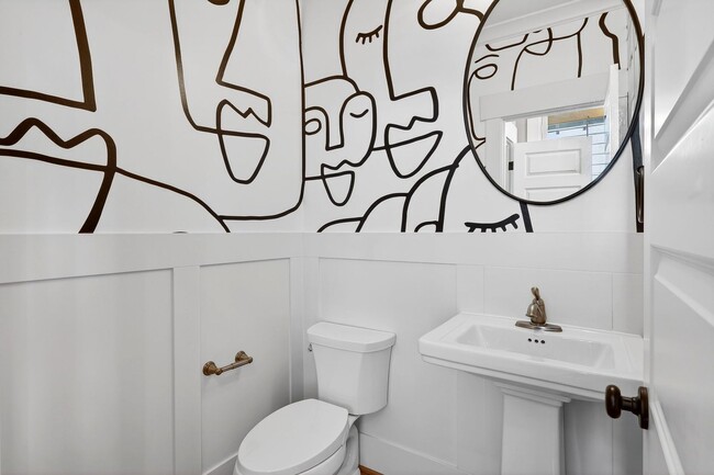 Building Photo - 100 NE Ivy St