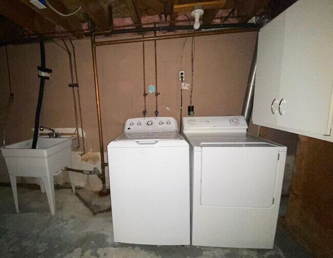 Building Photo - 4 Bedroom Home in Burlington VT Available ...