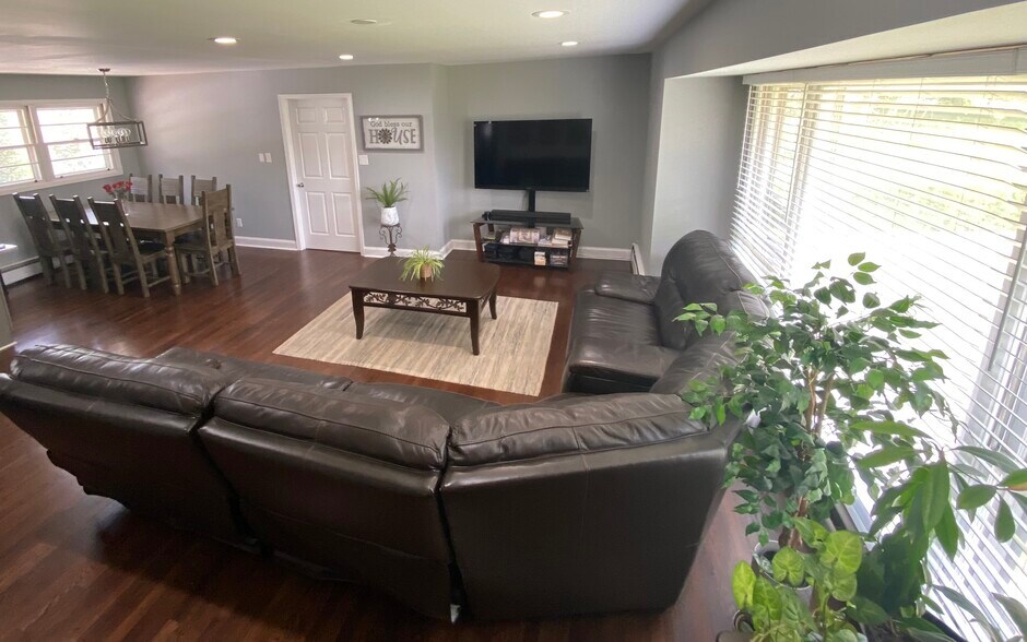 Main living and dining room - 3300 Decker Pl