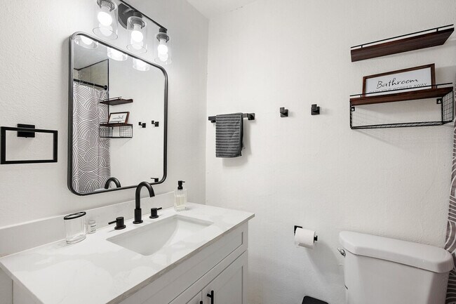 Building Photo - 2309 W Colter St