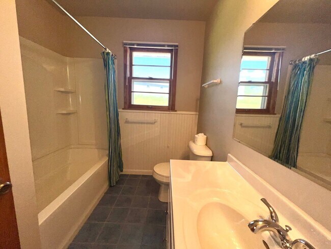 Building Photo - Spacious 3-bed, 2-bath Single Family Home!
