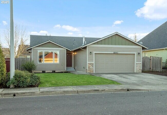 Building Photo - "Charming 3-Bed Oasis in Monmouth with Cozy Fireplace & Stylish Furnishings!"