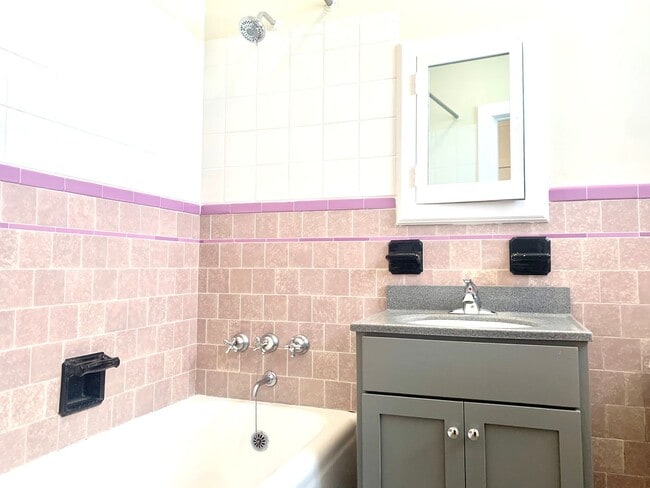 Building Photo - Richmond Dist. Bright 1 Bed/! Bath Flat w/ Hardwood Floors and Walk In Closets