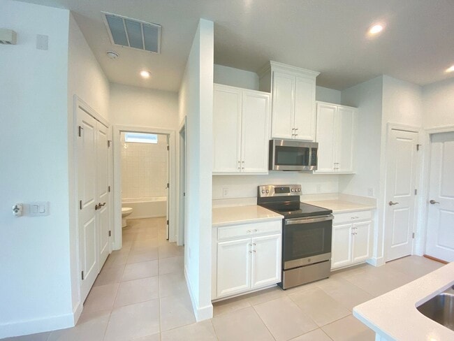 Building Photo - 2182 Palm Tree Dr