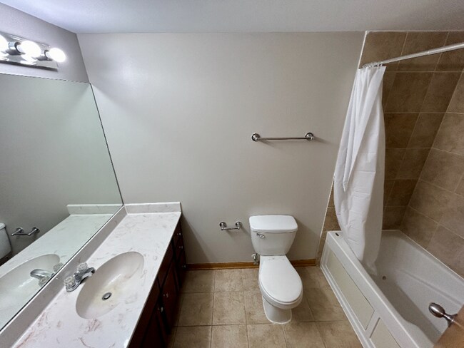 Building Photo - 5642 S Prairie Ave