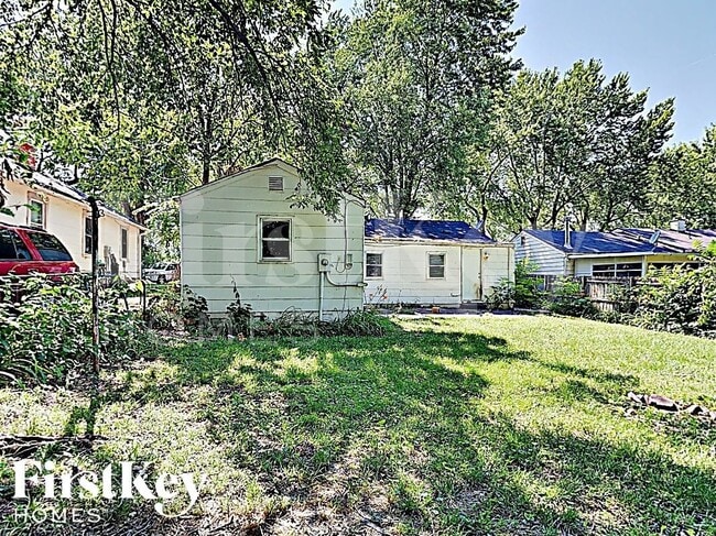 Building Photo - 2219 S Hall Rd