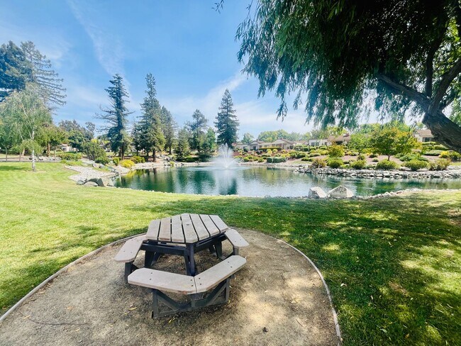 Building Photo - Wonderful 2 Bed 2 Bath in The Villages A 55+ Community