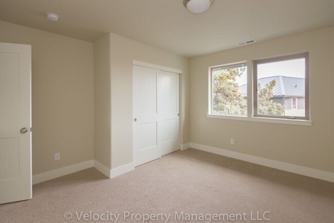 Building Photo - Townhome with Primary Bedroom on the Main ...