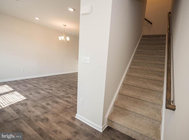 Building Photo - 417 Creekbed Cir