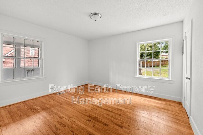 Building Photo - 905 7th St W