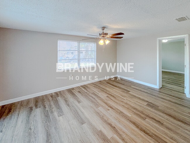 Building Photo - 6135 Seabreeze Dr