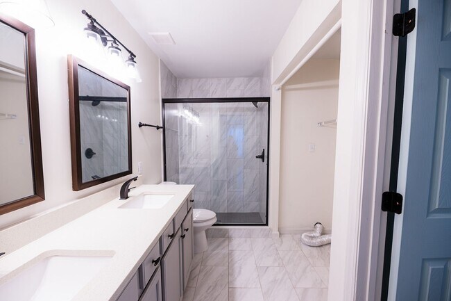 Building Photo - Beautifully updated 2-bedroom 2-bathroom + LOFT/OFFICE townhome in NW Greensboro.