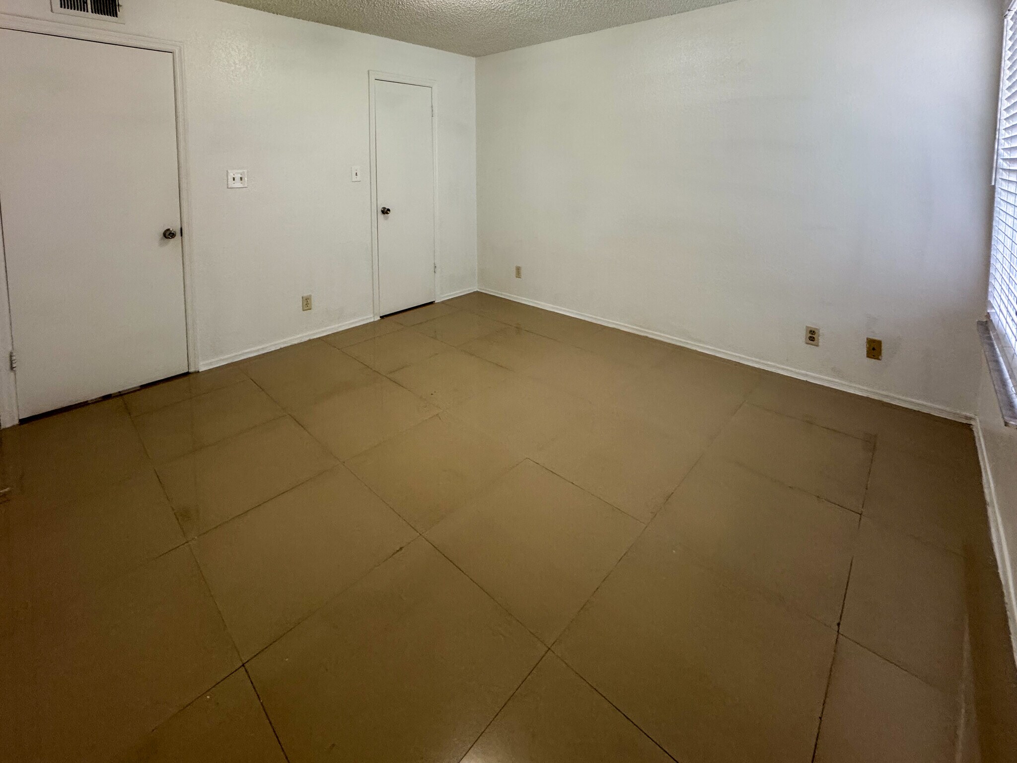 Building Photo - 2946 S University Dr