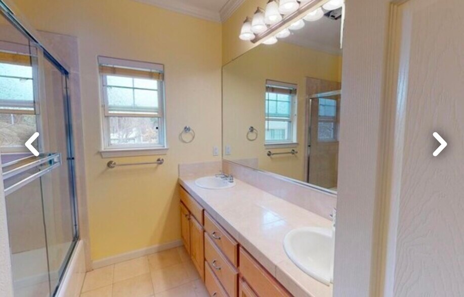 Shared bathroom - 373 Florence St