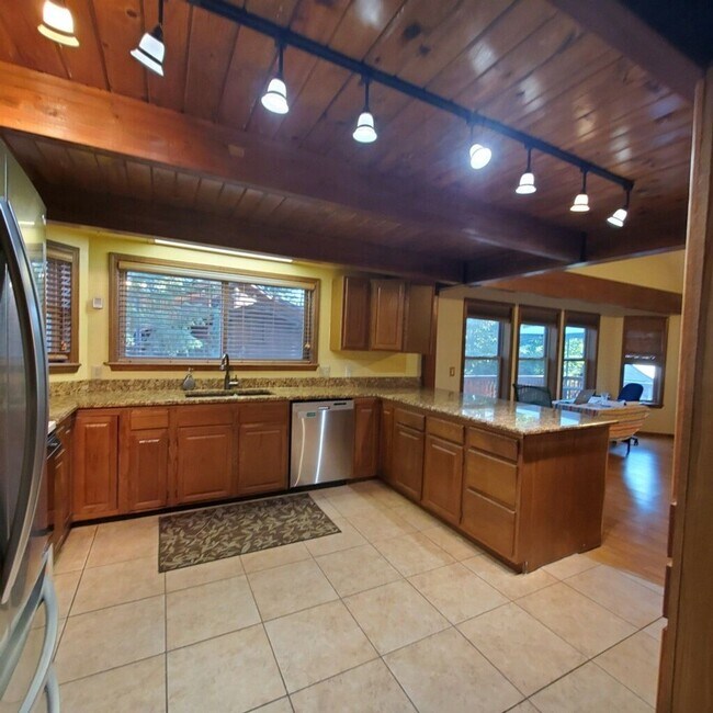 Building Photo - Beautiful home on Skyline Drive