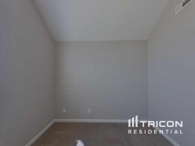 Building Photo - 731 Tullamore Way