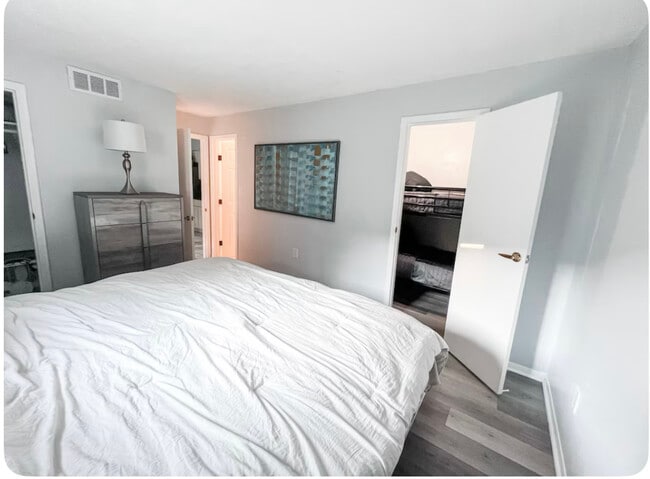 Building Photo - 4215 E Bay Dr