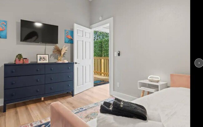 Building Photo - Completely furnished ready to live in just...