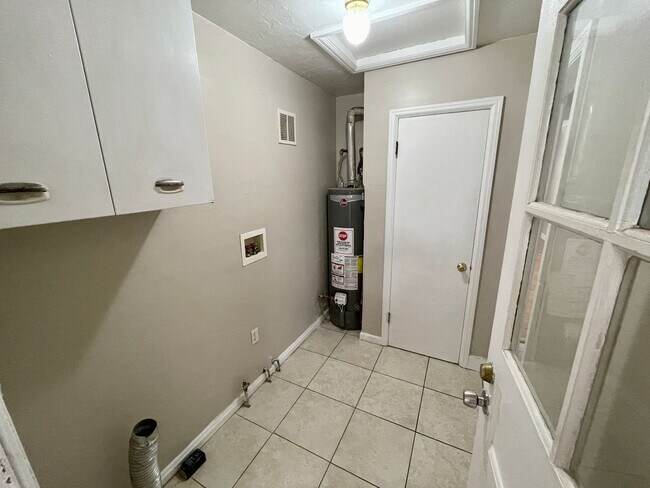Building Photo - 3 Bed 1 Bath Ranch in North Park Hill! (Av...