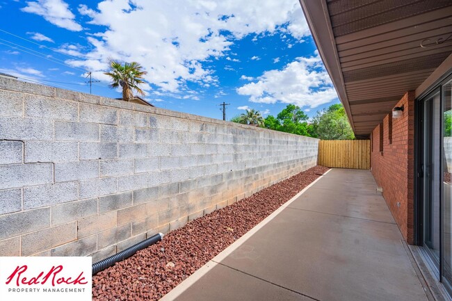 Building Photo - Remodeled 2 Bedroom Townhome. Pet Friendly!