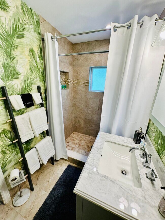 Building Photo - 5365 N Andrews Ave