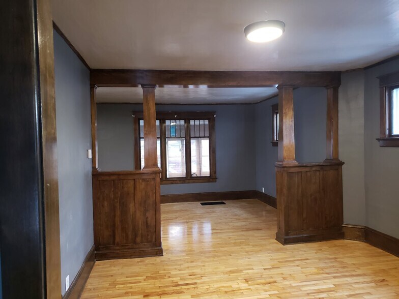 Building Photo - 915 N Clark St