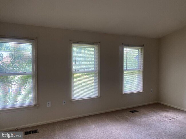 Building Photo - 5623 Gresham Ln