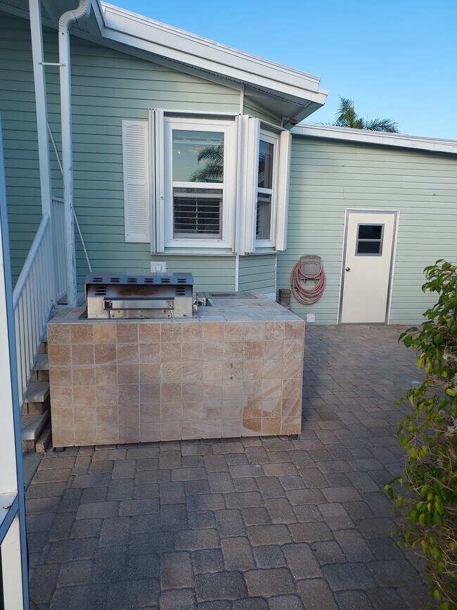 Building Photo - 17500 Primrose Ct