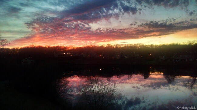 Building Photo - 905 Oakridge Cmns