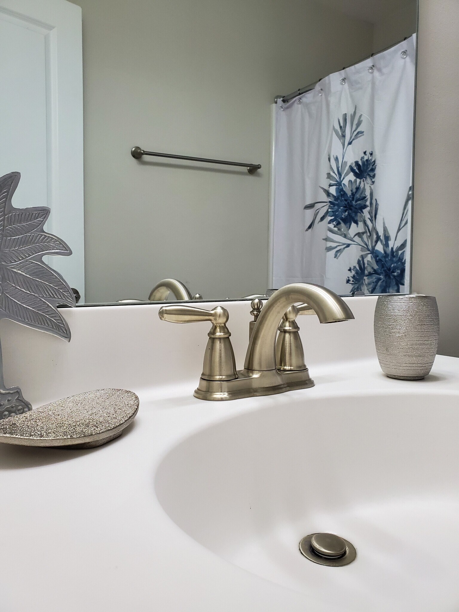 Upstairs full bathroom for bedrooms 2 & 3 - 1107 Bennington Dr