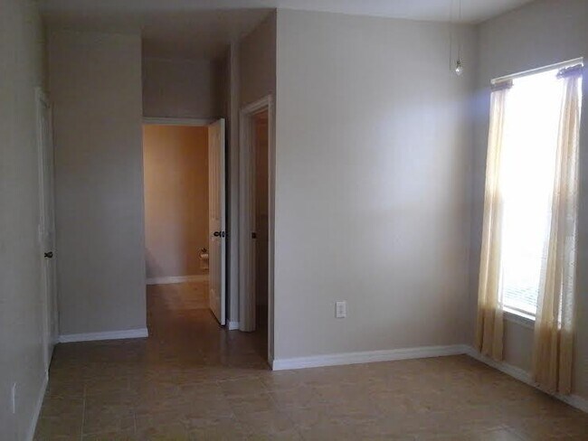 Building Photo - 6011 Hemingway Cir