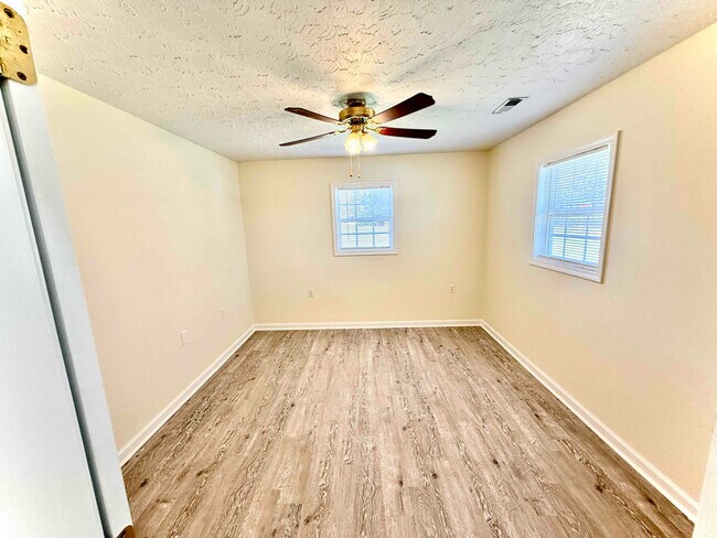 Building Photo - 73 Dan St