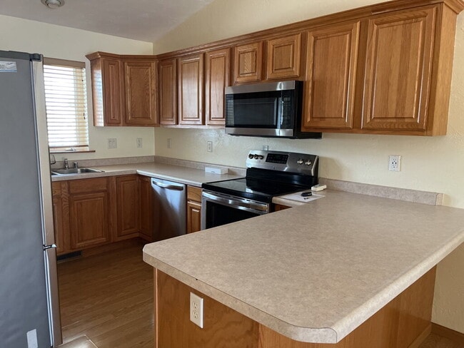 Building Photo - "Spacious 3-Bedroom Side by Side Duplex in...