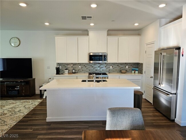 Building Photo - 600 N Carriage Hill Dr