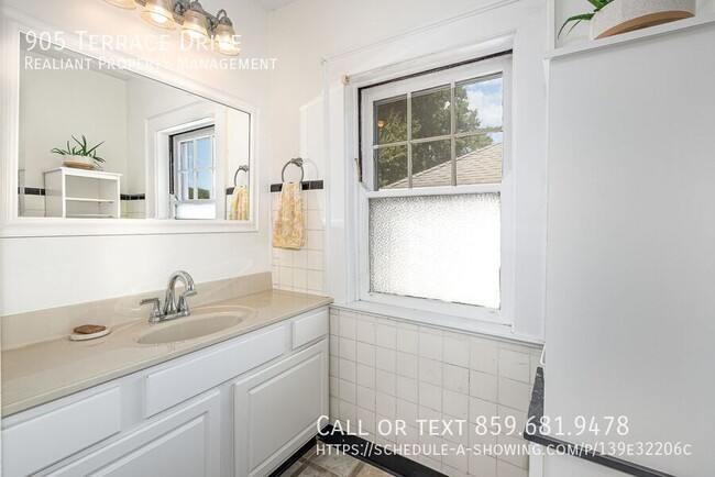 Building Photo - Charming 2 bedroom in the heart of Park Hills