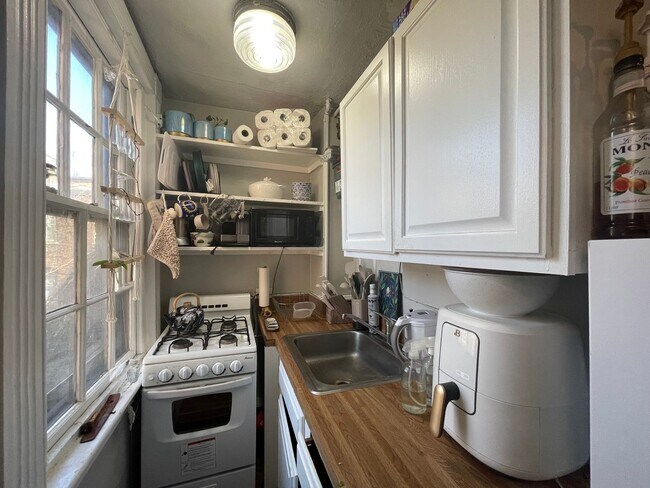 Building Photo - Charming 1-Bedroom in Beacon Hill