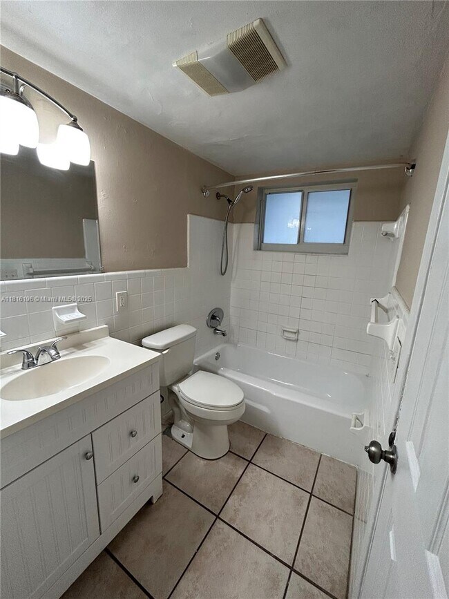 Building Photo - 3049 NW 9th Ave