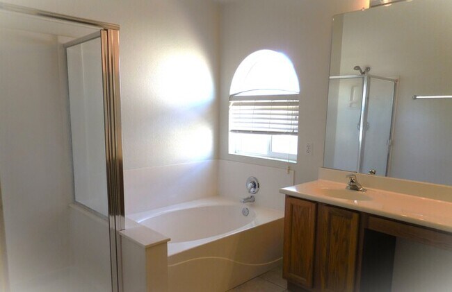 Building Photo - Wonderful 3-bedroom 2 bathroom