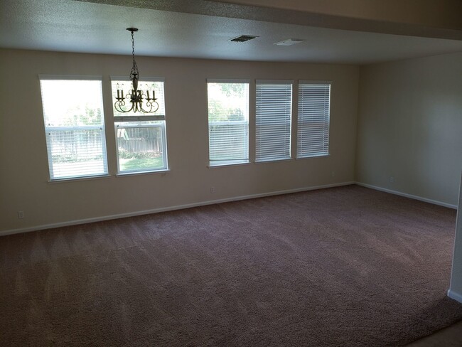 Building Photo - Huge Bella Flora house ready for you to ca...