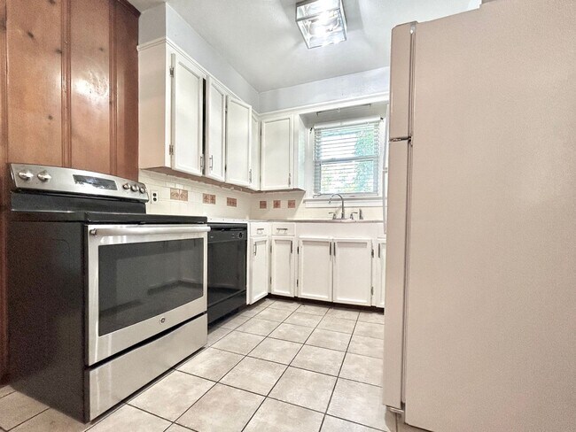 Building Photo - Charming Three Bedroom Home in a Highly Desirable Neighborhood