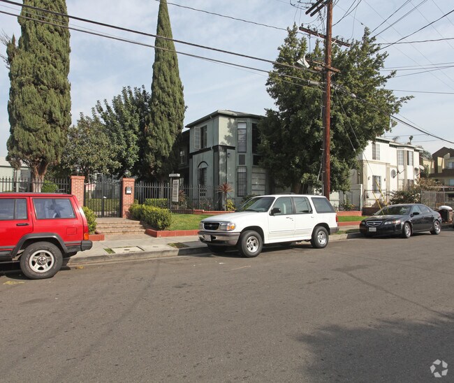 5405 - 5419 Fernwood Ave - Hollywood Garden Aartments