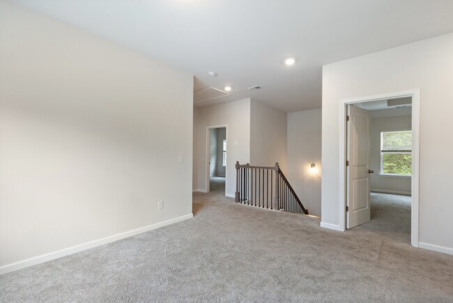 Building Photo - House Beds - 5 Baths - 4