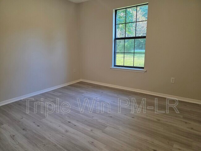 Building Photo - 8 Helen St