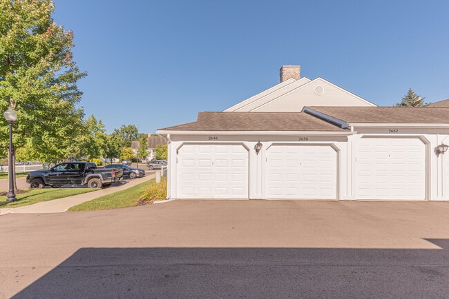 Building Photo - 2646 S Knightsbridge Cir