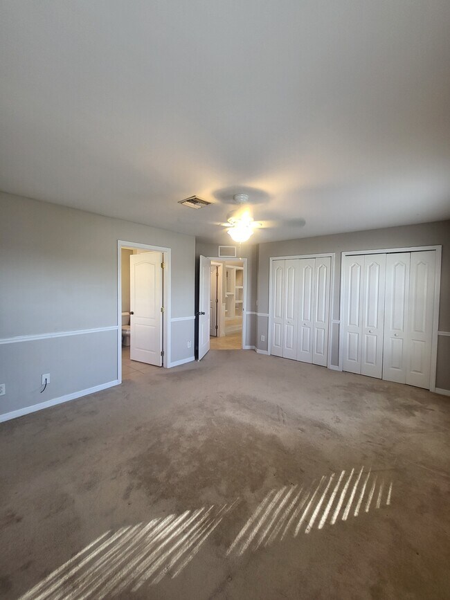 Building Photo - 1008 NW 12th Terrace